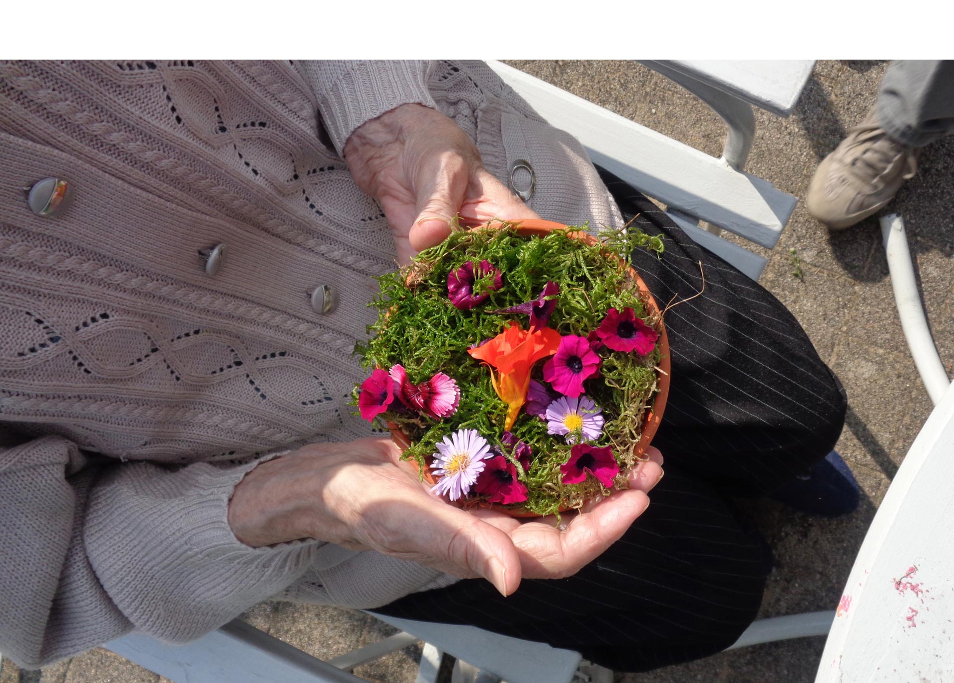 Arbeiten im Therapiegarten von Gartentherapeutin Annegret Huth