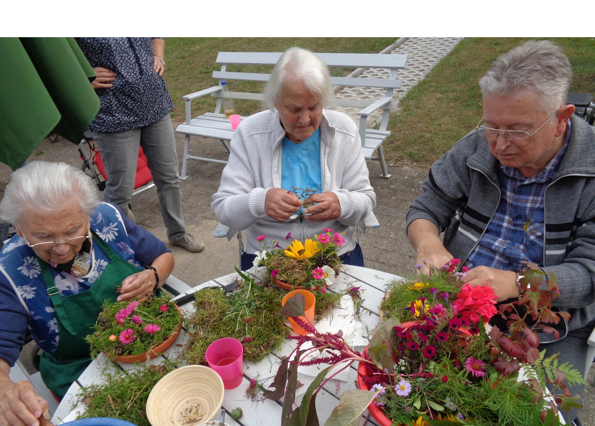 Arbeiten im Therapiegarten von Gartentherapeutin Annegret Huth