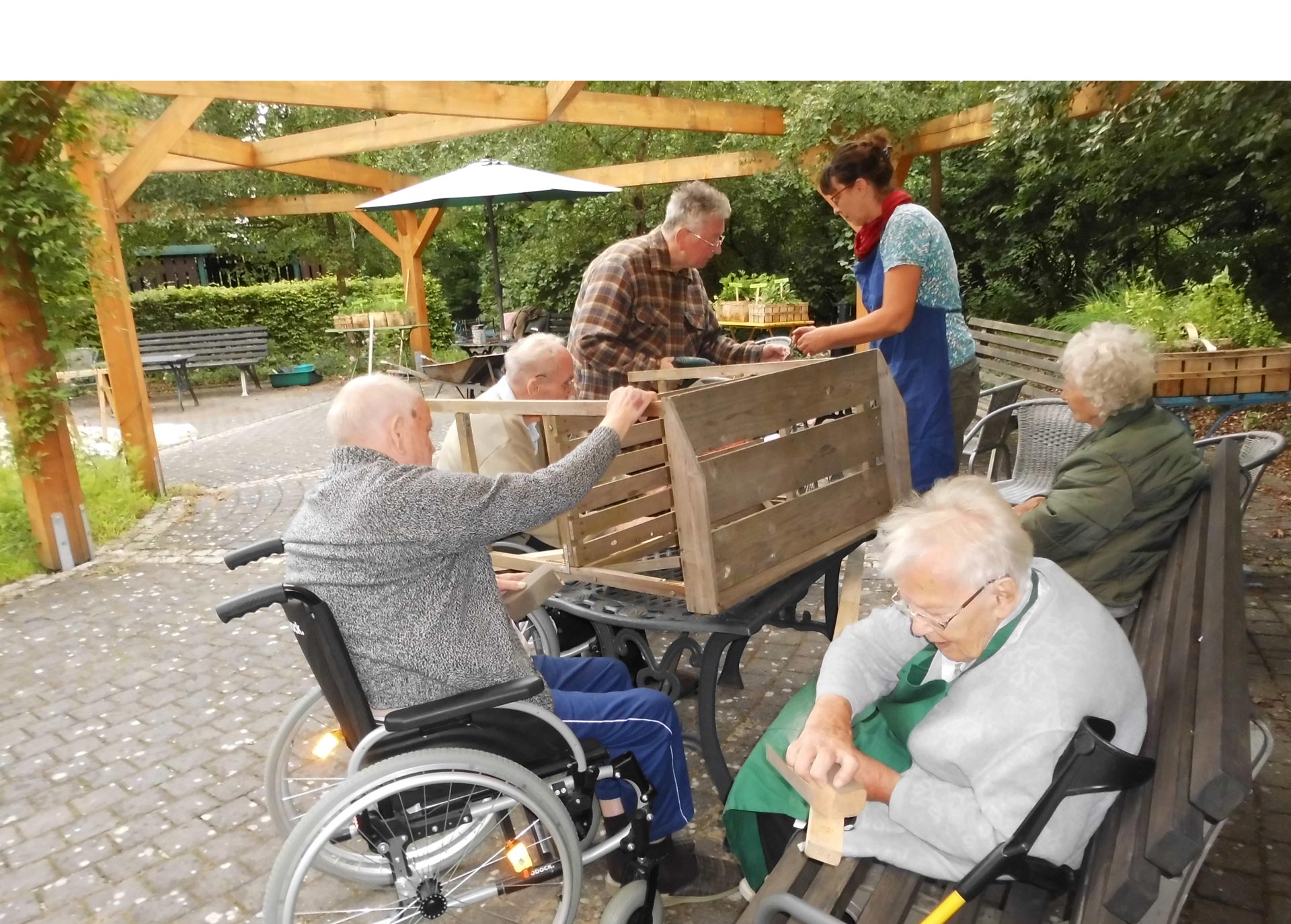 Arbeiten im Therapiegarten von Gartentherapeutin Annegret Huth