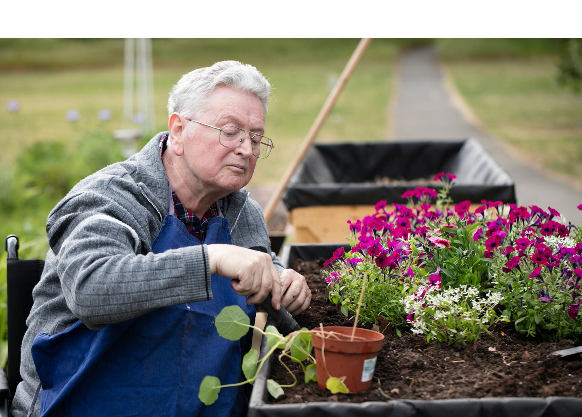 Arbeiten im Therapiegarten von Gartentherapeutin Annegret Huth